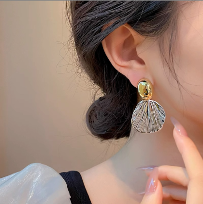 French-style small scented fan shell earrings