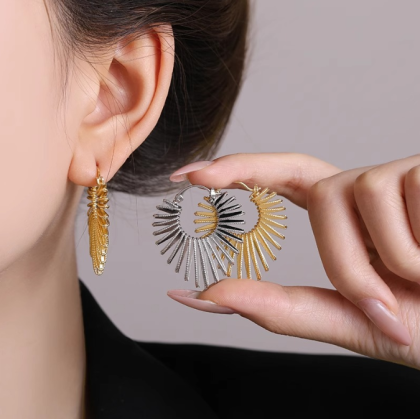 Line peach heart earrings with exaggerated European and American style, stylish personality, and sunflower earrings
