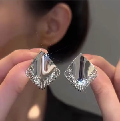 Unique and irregular diamond-shaped fringed earrings