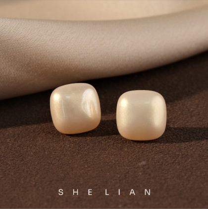 Small cube-shaped pearl earrings, lightweight and suitable for commuting, versatile and easy-matching earrings