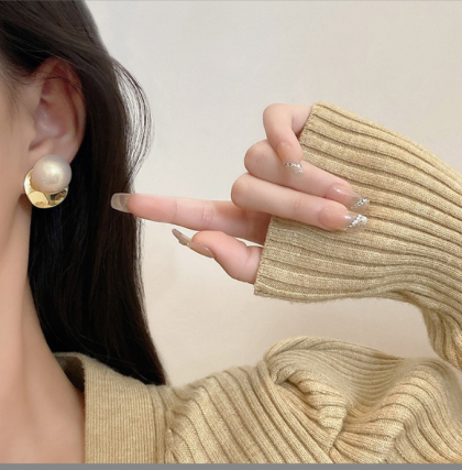 Simple sequin pearl earrings for women, irregular, vintage, unique, and personalized earrings